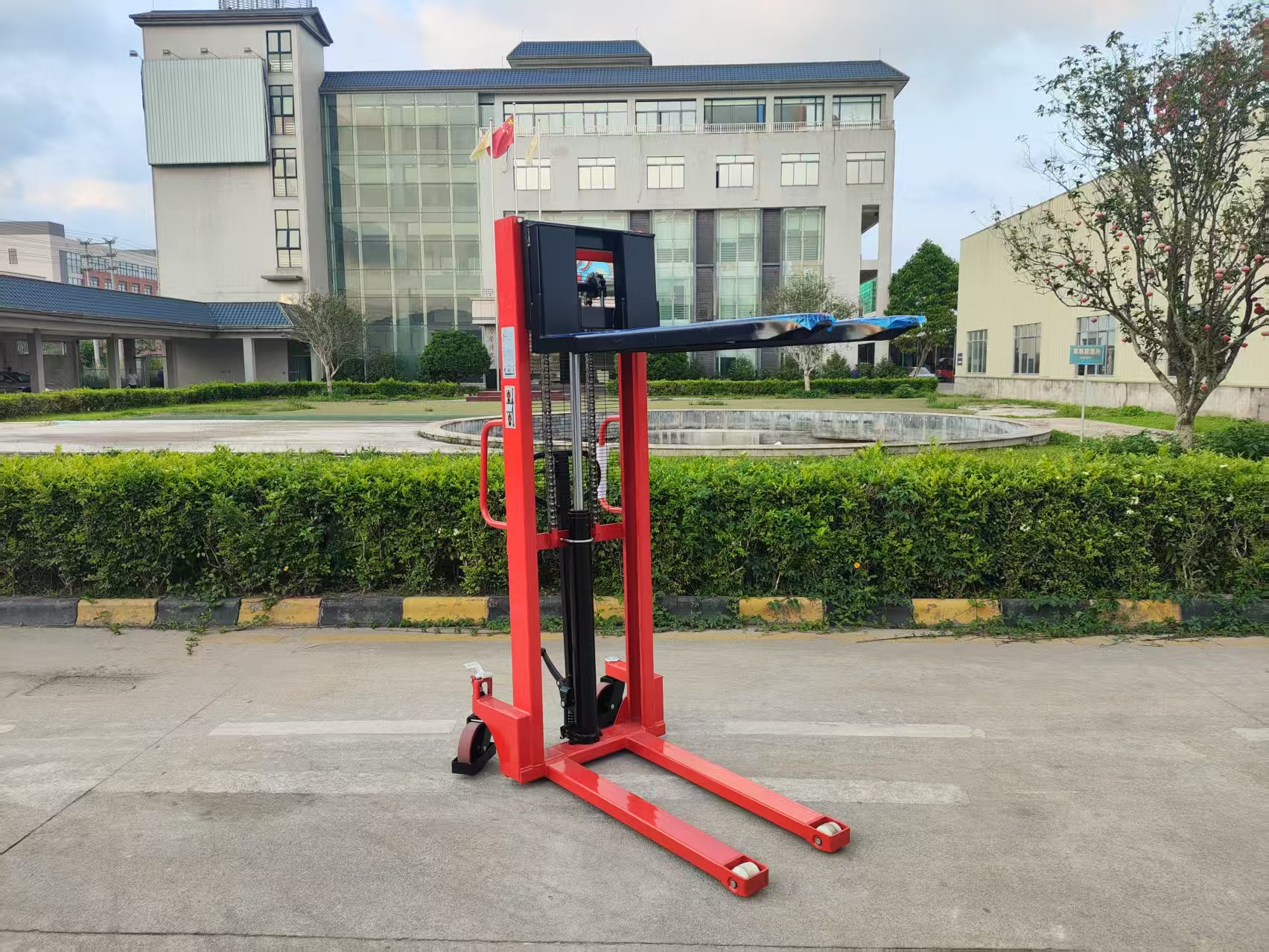 Pallet Stackers တွင် အလိုအလျောက်စနစ်နည်းပညာကို အသုံးချခြင်း။ 