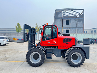 รถยกดีเซล 4WD สำหรับพื้นที่ขรุขระพร้อมห้องโดยสาร