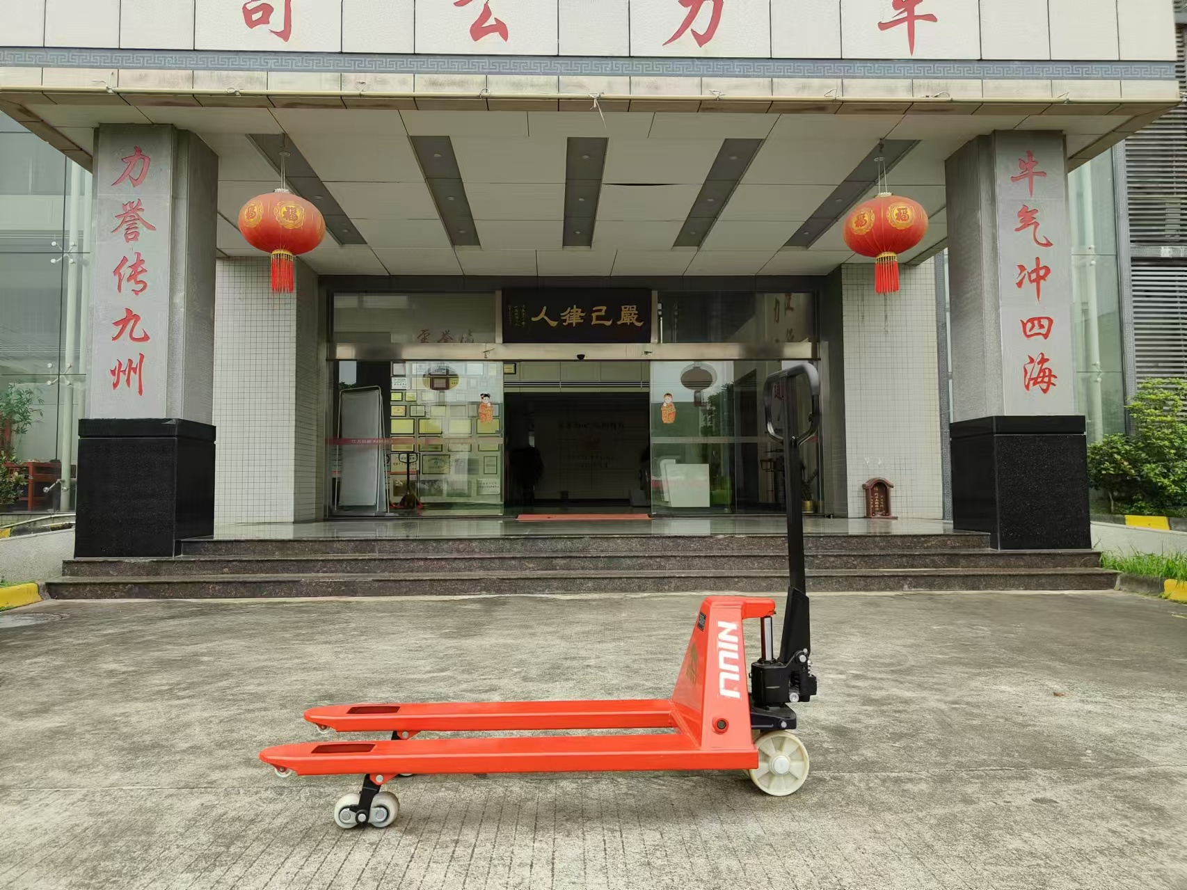 Pallet Truck များအသုံးပြုမှုကို အကောင်းဆုံးဖြစ်အောင် မည်သို့လုသ်ဆောင်မည်နည်း။