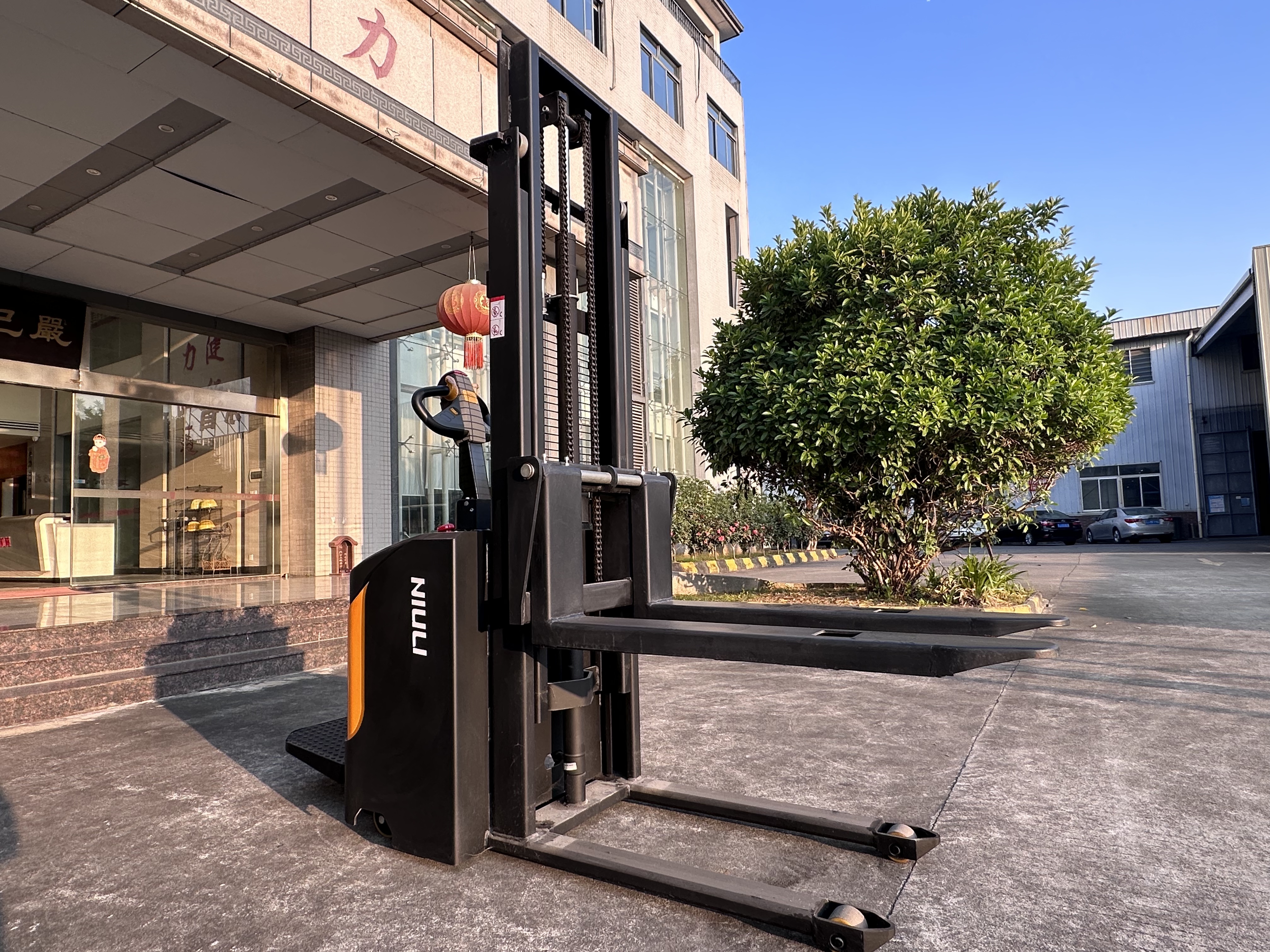 Stacker va Reach Truck o'rtasidagi farq nima?