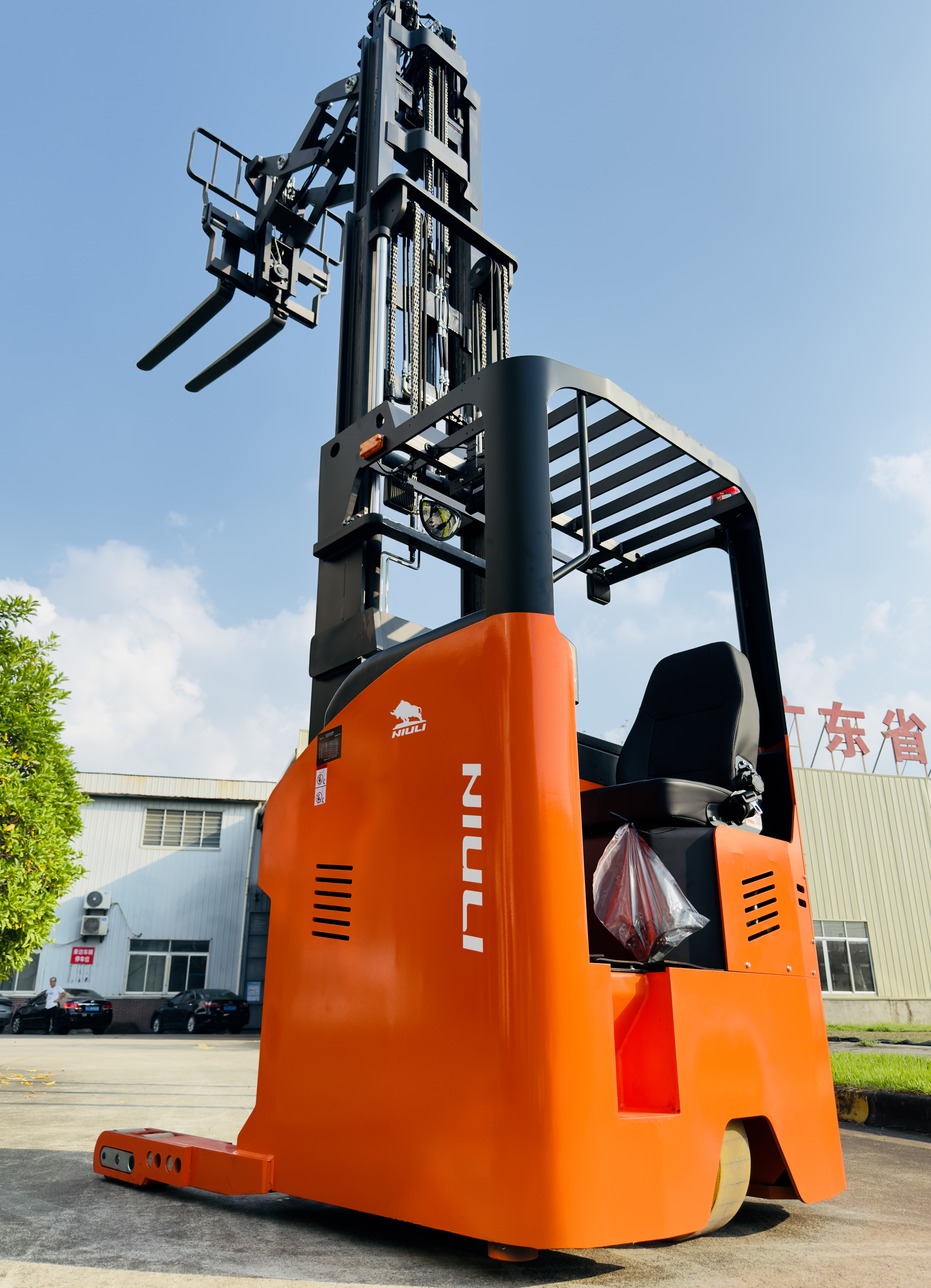 Qu&egrave; &eacute;s un Reach Truck? La vostra guia completa per a l'efici&egrave;ncia del magatzem