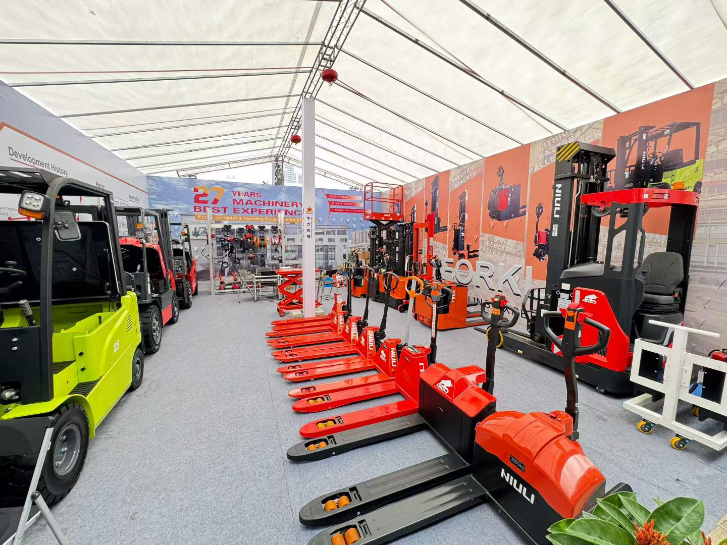 1. eguna Canton Azokan – Niuli Power: Nothing Can Stop Our Passion forklifts