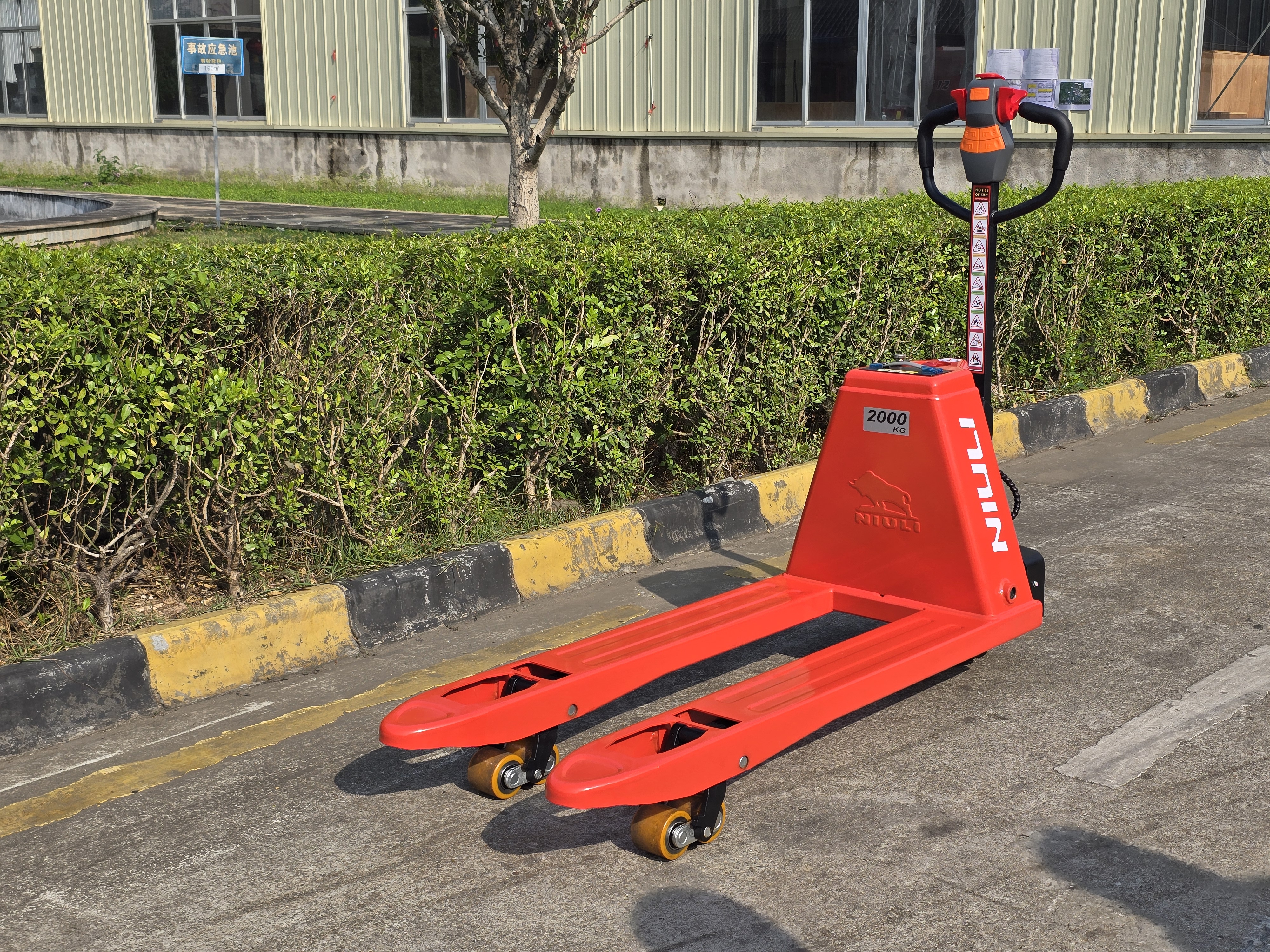 パレットトラックは引くのではなく押すべきです - その理由は次のとおりです